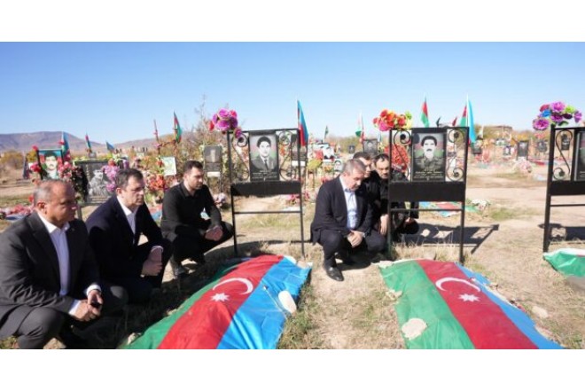 Türkiyəli partiya sədri Ağdam Şəhidlər Xiyabınını ziyarət etdi - FOTO