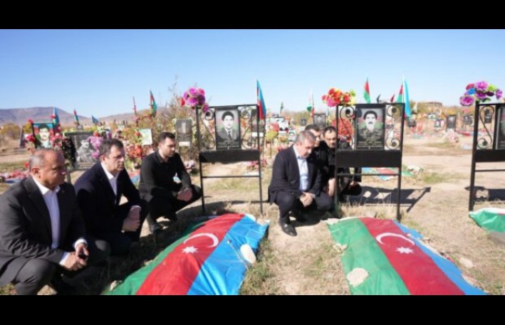 Türkiyəli partiya sədri Ağdam Şəhidlər Xiyabınını ziyarət etdi - FOTO