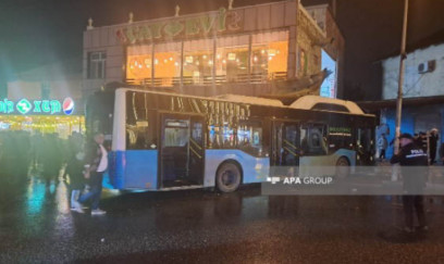 Biləcəridə sərnişin avtobusu iki minik avtomobili ilə toqquşub 