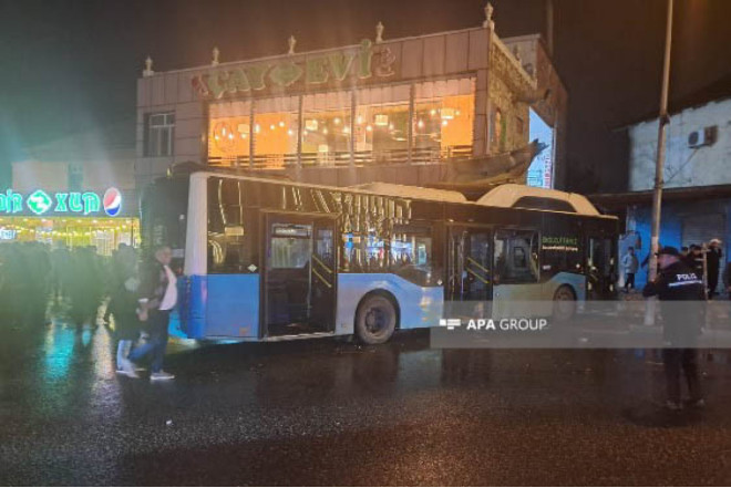 Biləcəridə sərnişin avtobusu iki minik avtomobili ilə toqquşub 