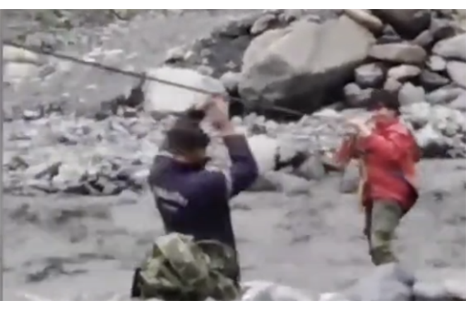 Çayda köməksiz qalan 15 yaşlı oğlan BELƏ XİLAS EDİLDİ - VİDEO