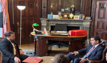 Hikmət Hacıyev Britaniyanın dövlət naziri ilə əlaqələrin genişləndirilməsini müzakirə edib 