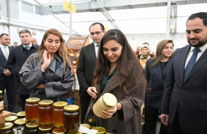 Leyla Əliyeva və Arzu Əliyeva arıçılıq məhsullarının sərgi-satış yarmarkasını ziyarət ediblər 
