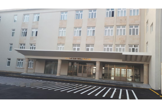 Bakı məktəbində qızlar üçün tualetin qapısı yoxdur – İdarə reaksiya verdi