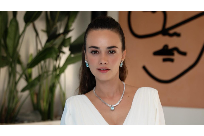 Məşhur türk aktrisa ilk dəfə oğlunu göstərdi - FOTO