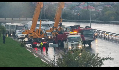 Bakıda yük avtomobilinin aşması tıxaca səbəb oldu - Qaldırıcı kranlar cəlb edildi