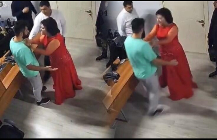 Tellidən GÖZLƏNİLMƏZ HƏRƏKƏT: ARB-nin əməkdaşına hücum etdi - VİDEO