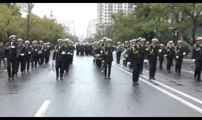 Bakıda Zəfər yürüşü - hərbçilər şəhər boyunca addımlayır + VİDEO