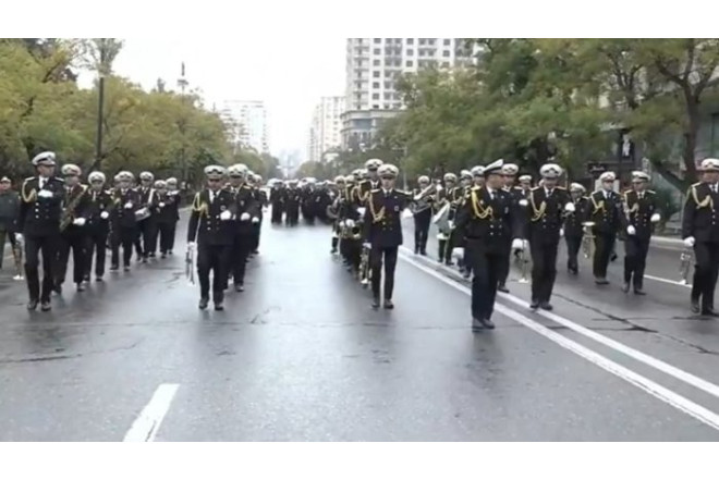 Bakıda Zəfər yürüşü - hərbçilər şəhər boyunca addımlayır + VİDEO