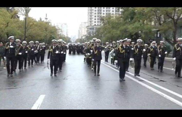 Bakıda Zəfər yürüşü - hərbçilər şəhər boyunca addımlayır + VİDEO