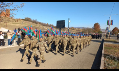 Azərbaycan əsgərləri Xankəndidə addımlayır - Zəfər nümayişi