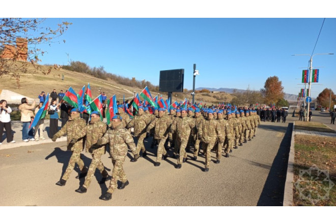 Azərbaycan əsgərləri Xankəndidə addımlayır - Zəfər nümayişi