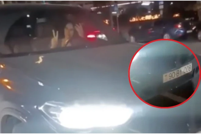 Ağ şəhərdə BMW-nin xanım sürücüsü motosikletçini vurdu: "Zor edirəm" deyib kameraya poz verdi