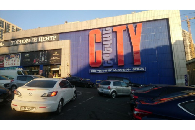 Ermənistanda məşhur supermarket yanır