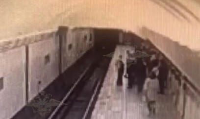 Moskva metrosunda insident: Sərnişini itələdilər