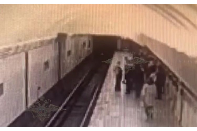 Moskva metrosunda insident: Sərnişini itələdilər