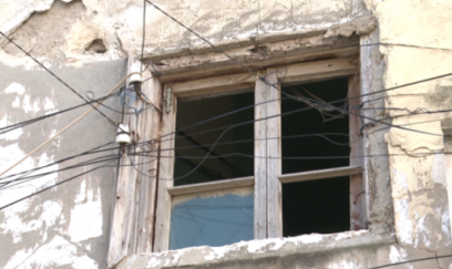 100 illik bina dağılmaq və yanmaq təhlükəsi ilə üz-üzə: Sakinlər yardım gözləyir+ VİDEO