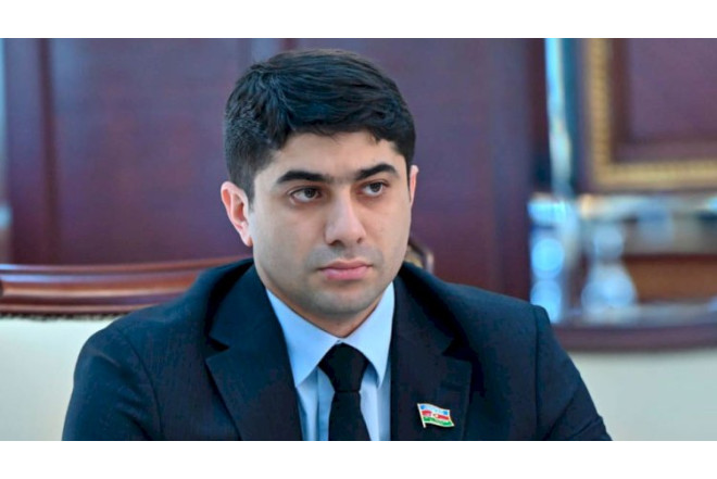 Deputat susur, amma kameralara poz verir - FOTOLAR