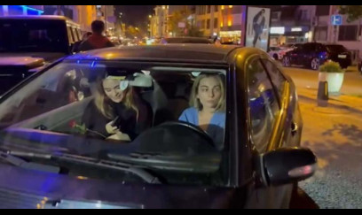 Aktrisa gül satan uşağı maşınla vurub hadisə yerindən belə qaçdı - ANBAAN VİDEO