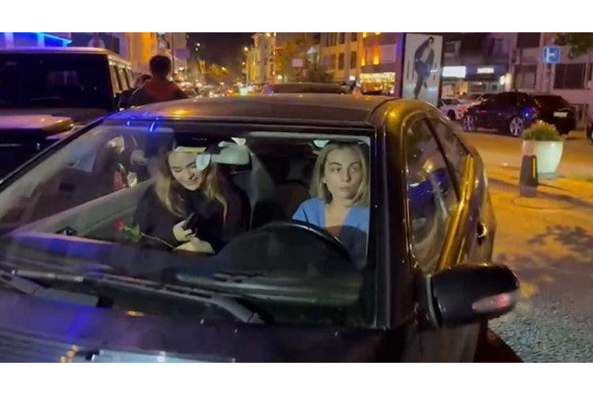 Aktrisa gül satan uşağı maşınla vurub hadisə yerindən belə qaçdı - ANBAAN VİDEO