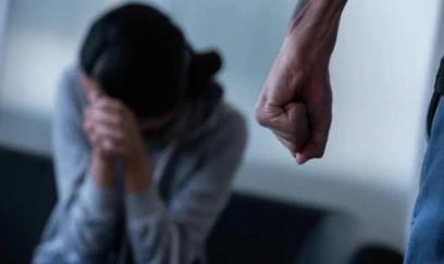 Lənkəranda kişi sinif yoldaşına zəng edən arvadını döydü 