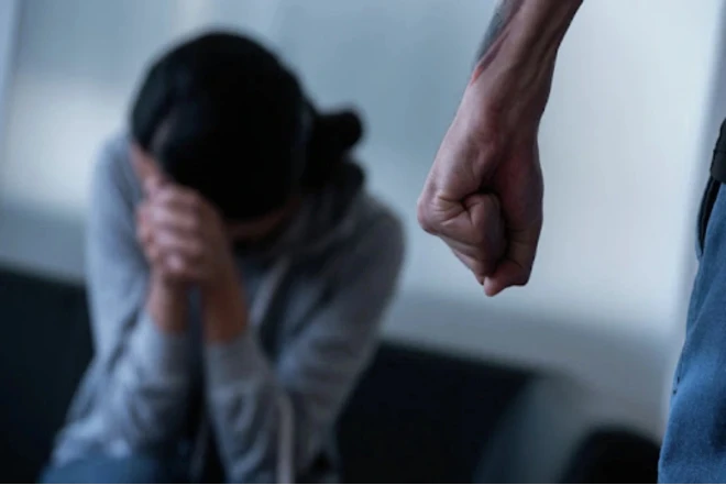 Lənkəranda kişi sinif yoldaşına zəng edən arvadını döydü 