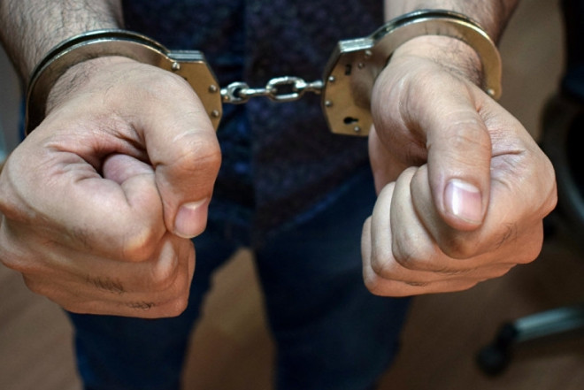 Avtomobilin qapısının açıq olmasından istifadə edərək oğurluq edən şəxs saxlanılıb