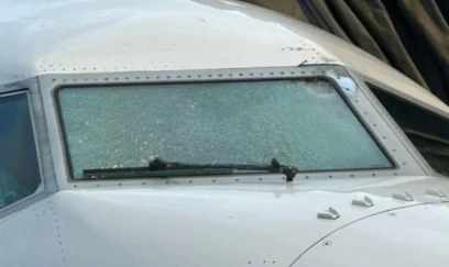 Təyyarə aerostat ilə toqquşub 