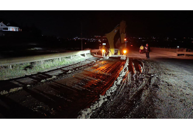 ŞOK: Sürücü betonu yola tökdü - FOTO/VİDEO