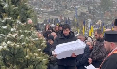 Tükürpədici kadrlar: Ata Ternopolda rusların öldürdüyü övladının tabutunu beşik kimi yellədi - FOTO/VİDEO
