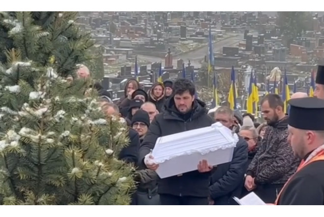 Tükürpədici kadrlar: Ata Ternopolda rusların öldürdüyü övladının tabutunu beşik kimi yellədi - FOTO/VİDEO