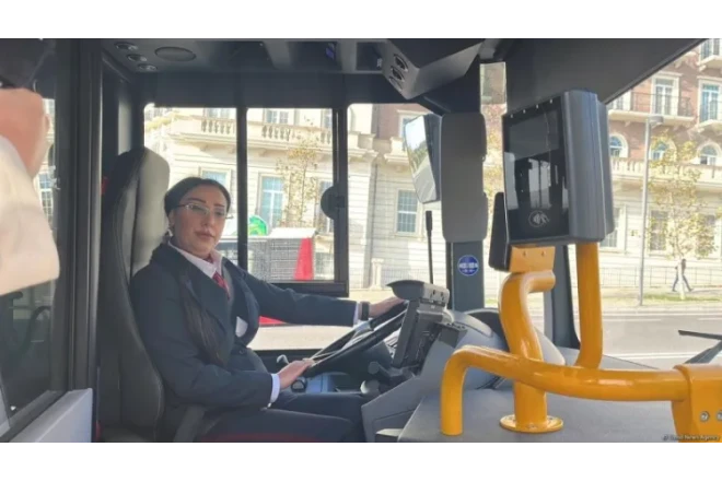 İlk dəfə qadın sürücülər avtobusları idarə etməyə başladı