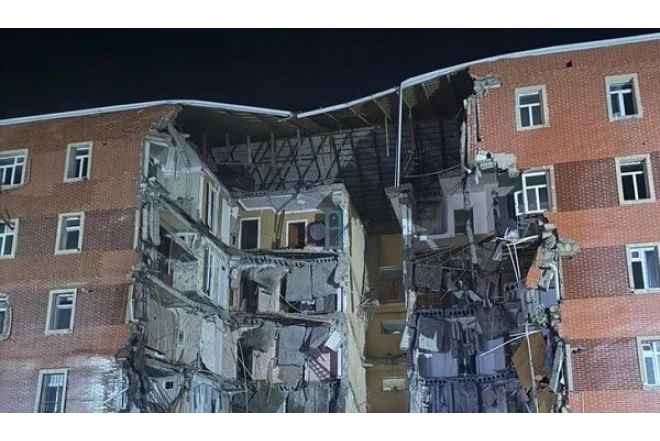 Goranboyda 5 mərtəbəli yaşayış binasının bir bloku tamamilə çöküb 