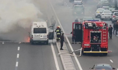 Bakının mərkəzi prospektində avtomobil yanır - Sıxlıq yarandı + YENİLƏNDİ