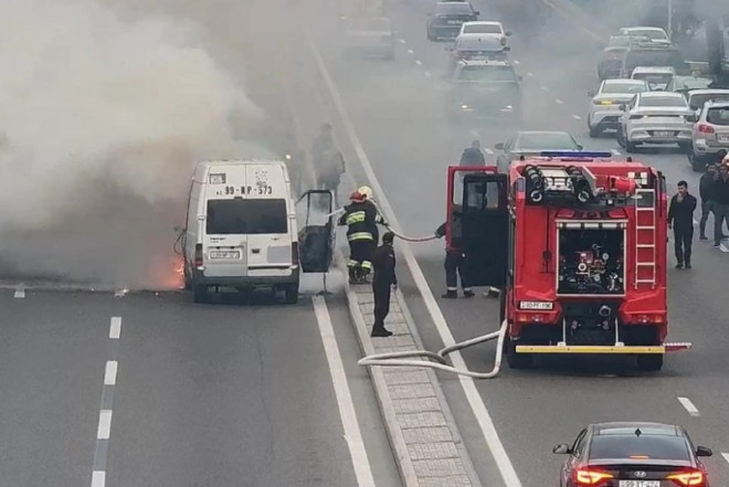 Bakının mərkəzi prospektində avtomobil yanır - Sıxlıq yarandı + YENİLƏNDİ