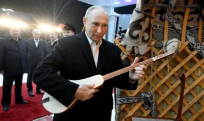 Putin komuz çaldı – VİDEO