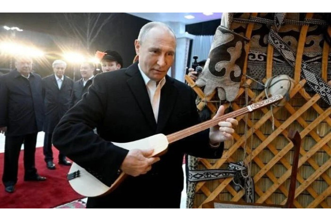 Putin komuz çaldı – VİDEO