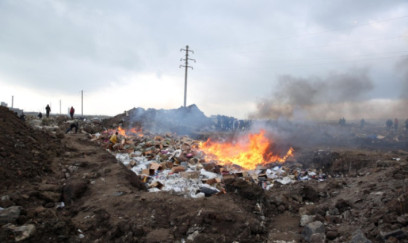 Binəqədidə məişət tullantıları yığılmış ərazidə yanğın başlayıb