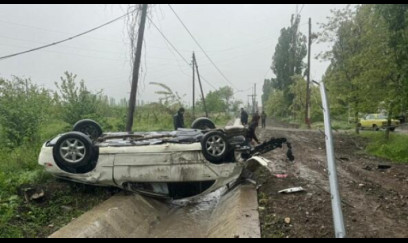 Gəncədə avtomobil aşıb 