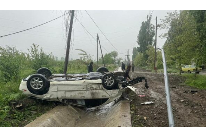 Gəncədə avtomobil aşıb 