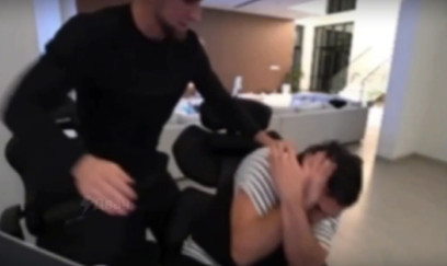 Bloger canlı yayım zamanı döyüldü 