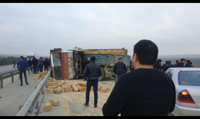 İki KamAZ toqquşdu, biri aşdı