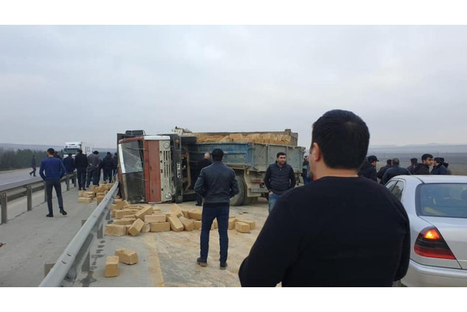 İki KamAZ toqquşdu, biri aşdı