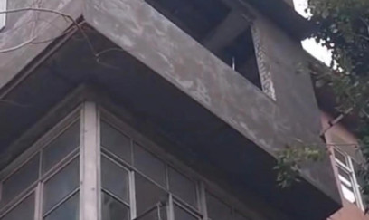 Bakıda yaşayış binasında partlayış: Xəsarət alan var - VİDEO