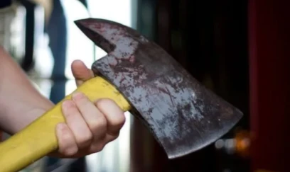 Ərə getməsinə icazə verməyən anasını baltaladı 