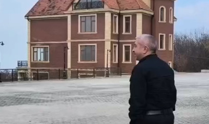 Sabiq deputat makler kimi Mehdiyevin villasına girdi - VİDEO