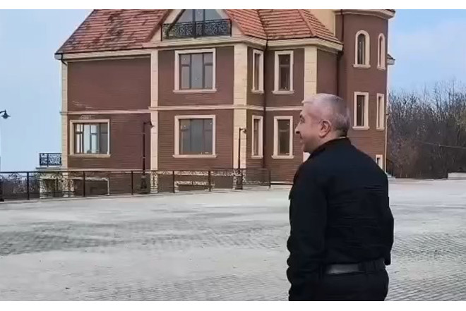 Sabiq deputat makler kimi Mehdiyevin villasına girdi - VİDEO