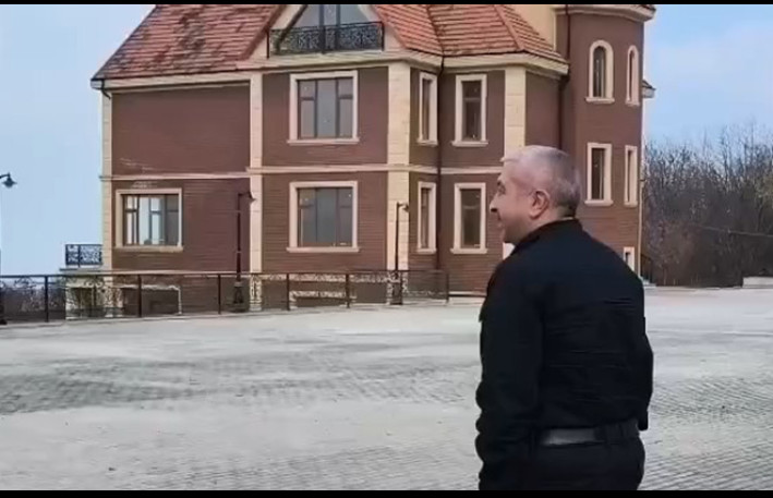 Sabiq deputat makler kimi Mehdiyevin villasına girdi - VİDEO