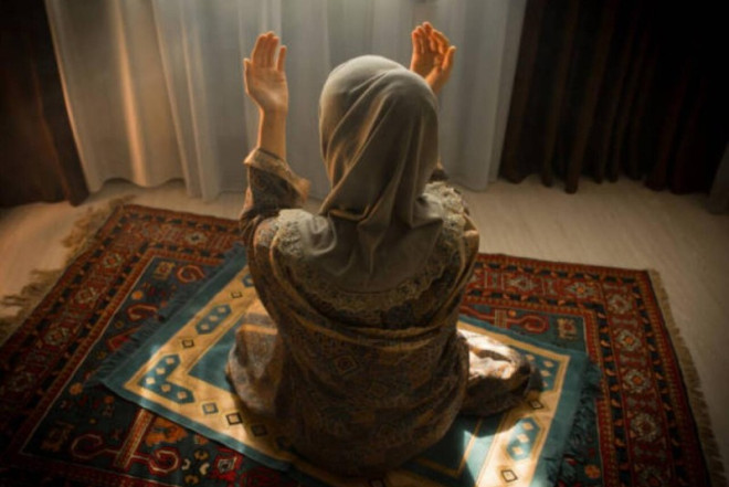 Namaza görə arvadını döyüb dişlərini sındırdı