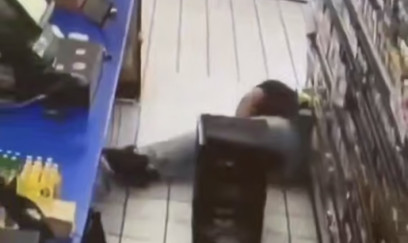 Mağazada silahla oynayan gənc ölüb 